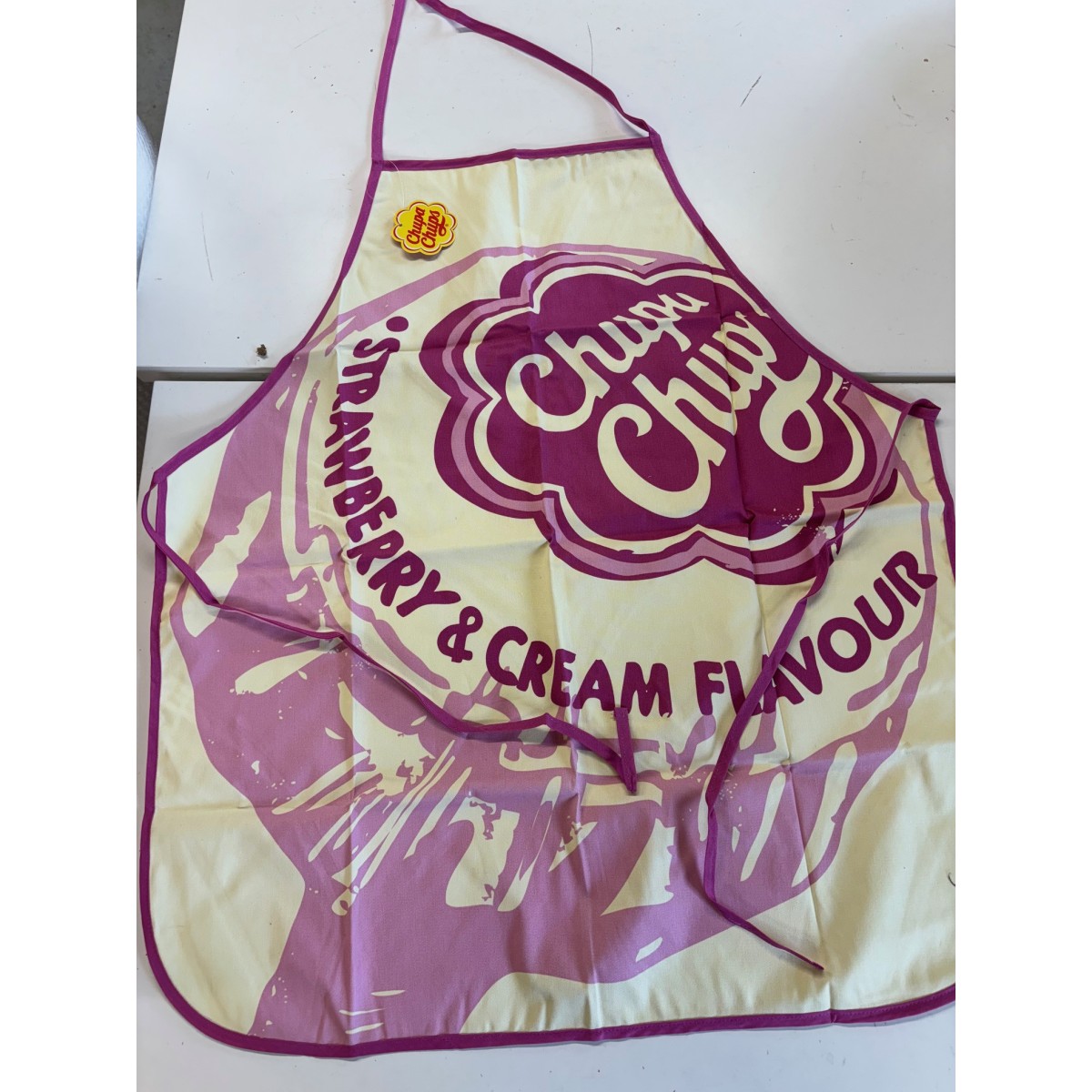 tablier en coton imprimé sucette Chupa en rose et crème cuisine