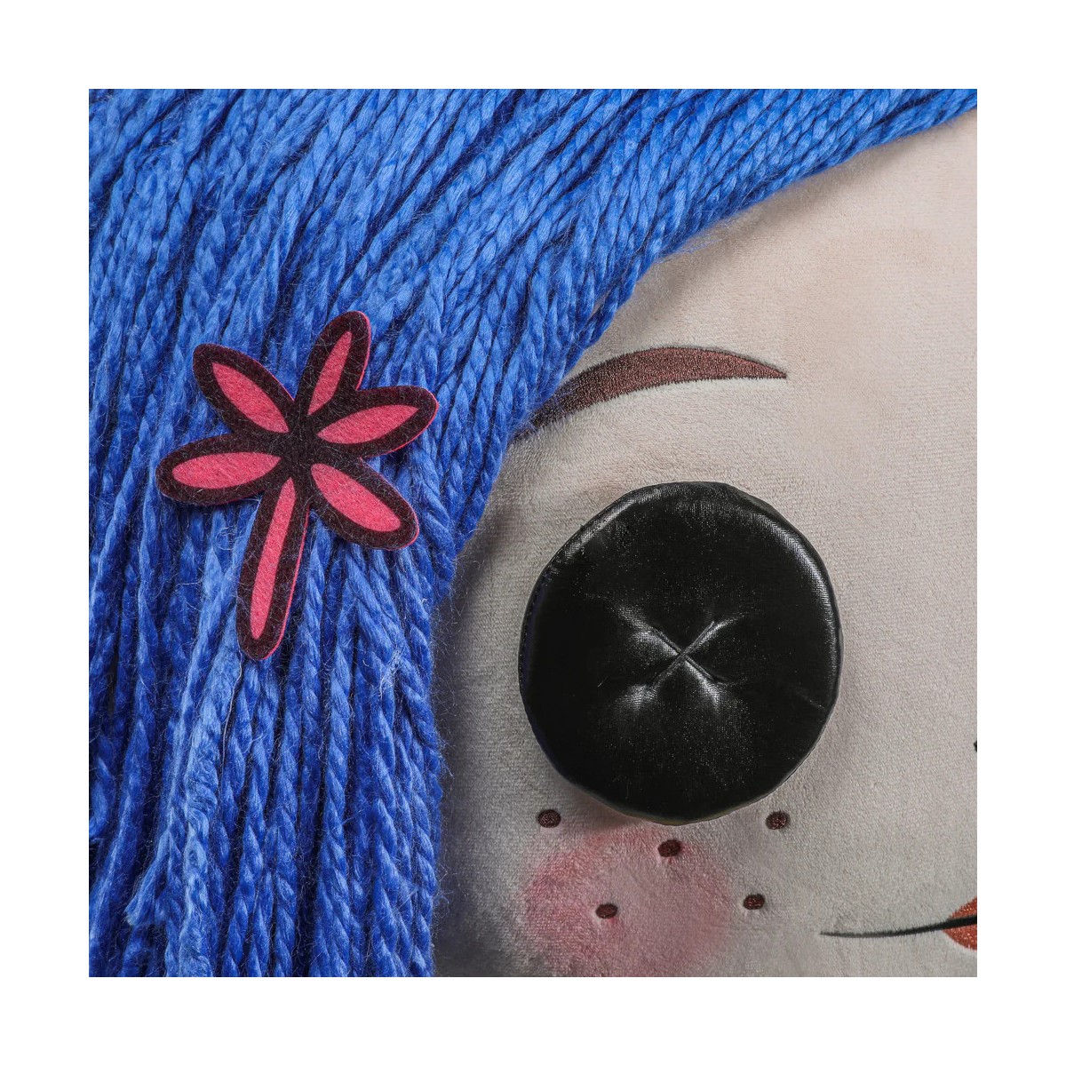 Kidrobot Coraline - Coraline con occhi a bottone - Bambola a grandezza naturale 1/1