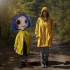 Kidrobot Coraline - Coraline con occhi a bottone - Bambola a grandezza naturale 1/1