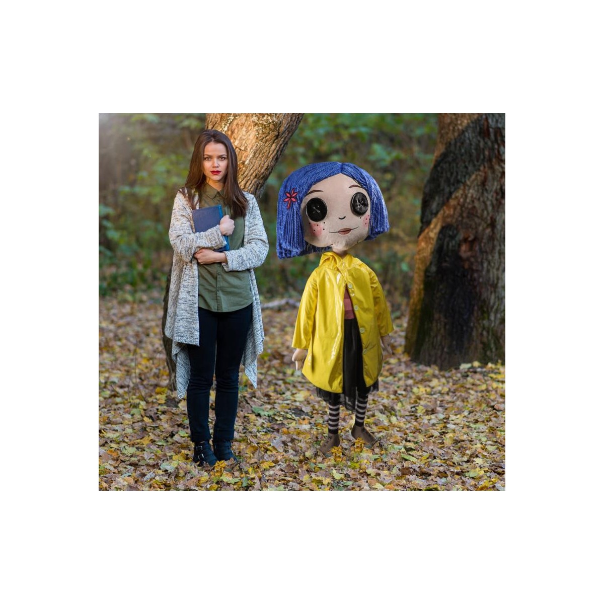 Kidrobot Coraline - Coraline con occhi a bottone - Bambola a grandezza naturale 1/1
