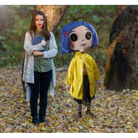 Kidrobot Coraline - Coraline con occhi a bottone - Bambola a grandezza naturale 1/1