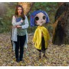 Kidrobot Coraline - Coraline con occhi a bottone - Bambola a grandezza naturale 1/1