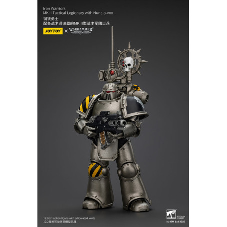 Joytoy - Warhammer - Iron Warriors Mk III Tactical Squad - Mk III Tactical Legionary con Nuncio-vox