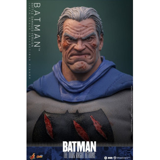 Hot Toys - BATMAN - Batman: Il ritorno del Cavaliere Oscuro (Versione danneggiata dalla battaglia) Comic Masterpiece 1/6