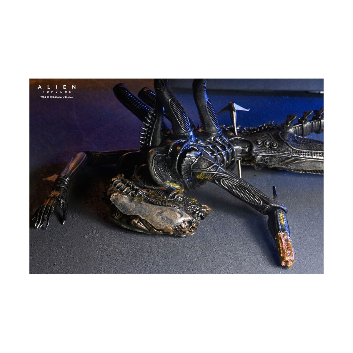 Neca - Alien: Romulus - Laboratorio Deluxe Sospeso Xenomorfo XX121