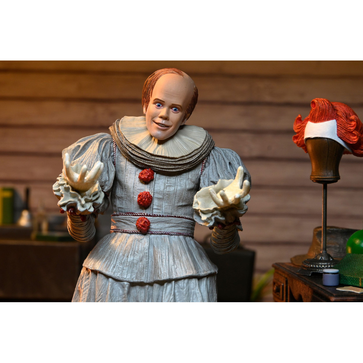 Neca IT - CA - Welcome To Derry: statuetta "Ultimate" di Bob Gray nei panni di Pennywise