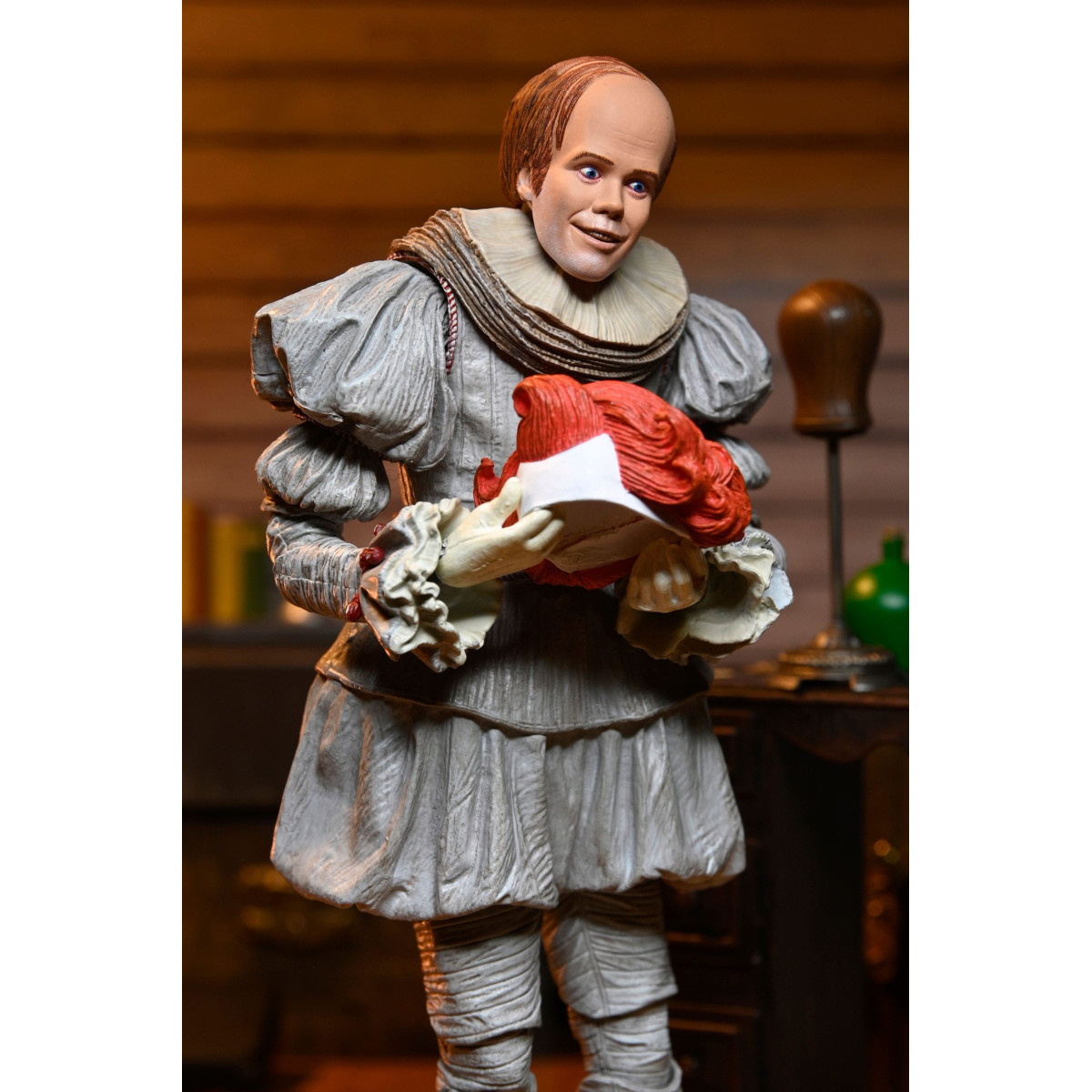 Neca IT - CA - Welcome To Derry: statuetta "Ultimate" di Bob Gray nei panni di Pennywise