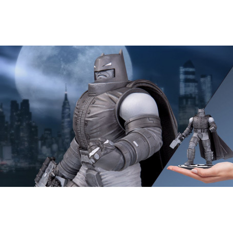 DC Direct Armored Batman in bianco e nero di Frank Miller