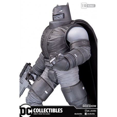 DC Direct Armored Batman in bianco e nero di Frank Miller