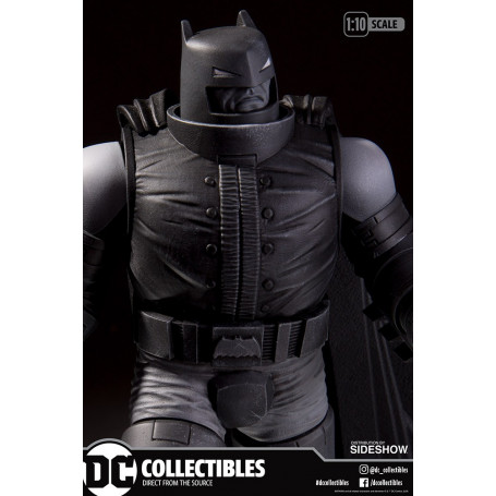 DC Direct Armored Batman in bianco e nero di Frank Miller
