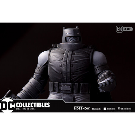 DC Direct Armored Batman in bianco e nero di Frank Miller