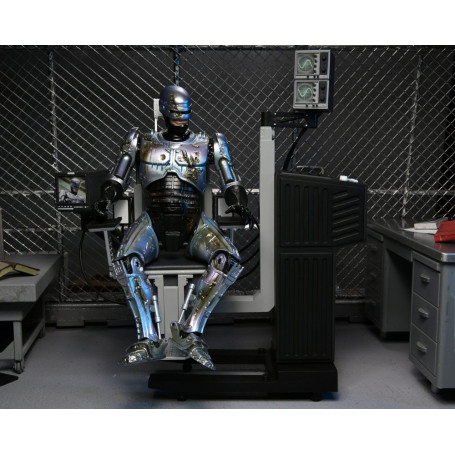 Neca - RoboCop - Ultimate Battle Damaged RoboCop con sedia