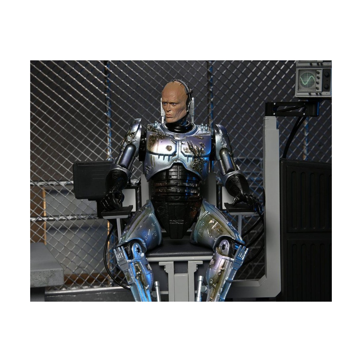 Neca - RoboCop - Ultimate Battle Damaged RoboCop con sedia