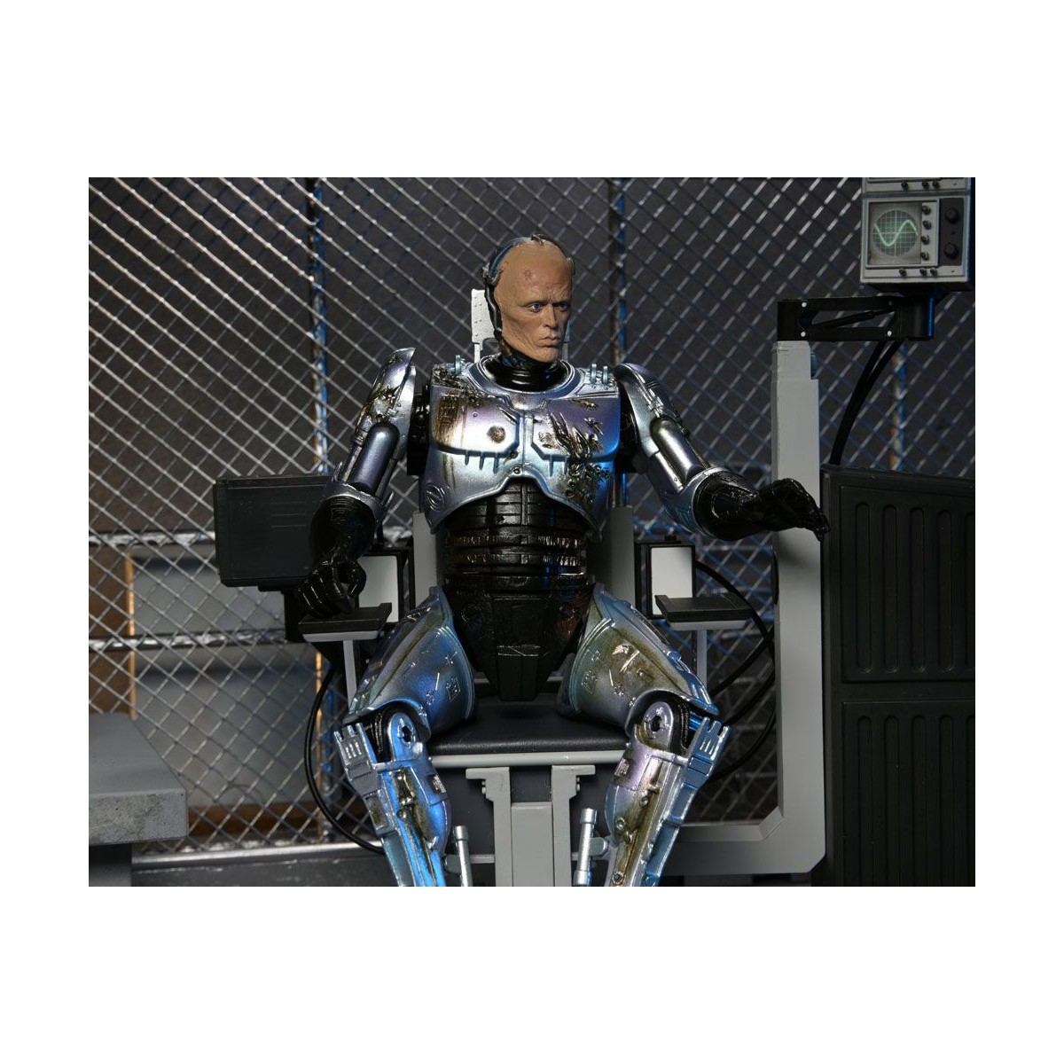 Neca - RoboCop - Ultimate Battle Damaged RoboCop con sedia