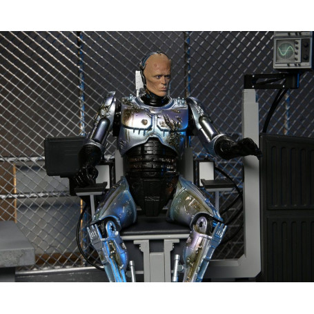 Neca - RoboCop - Ultimate Battle Damaged RoboCop con sedia