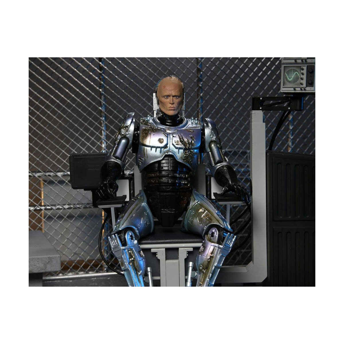 Neca - RoboCop - Ultimate Battle Damaged RoboCop con sedia