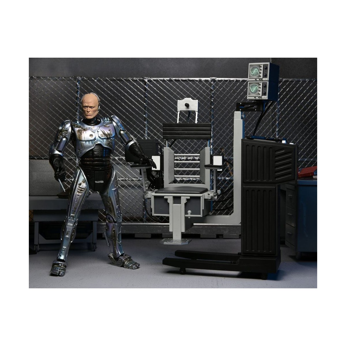 Neca - RoboCop - Ultimate Battle Damaged RoboCop con sedia