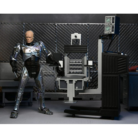 Neca - RoboCop - Ultimate Battle Damaged RoboCop con sedia