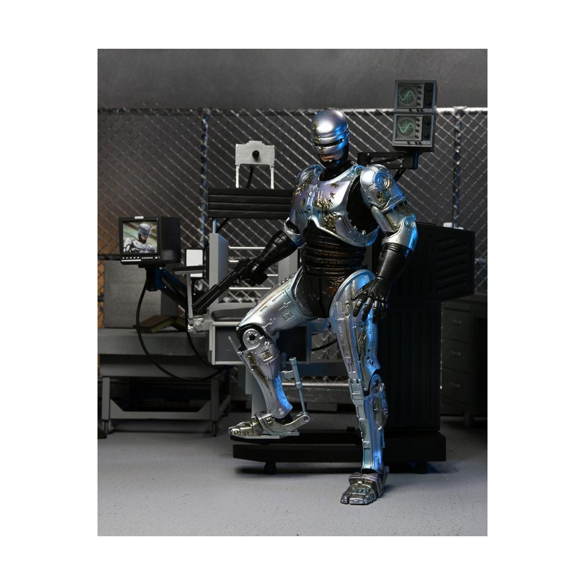 Neca - RoboCop - Ultimate Battle Damaged RoboCop con sedia