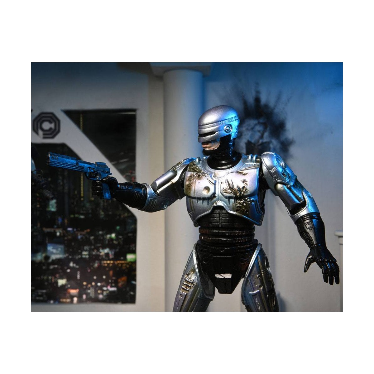 Neca - RoboCop - Ultimate Battle Damaged RoboCop con sedia