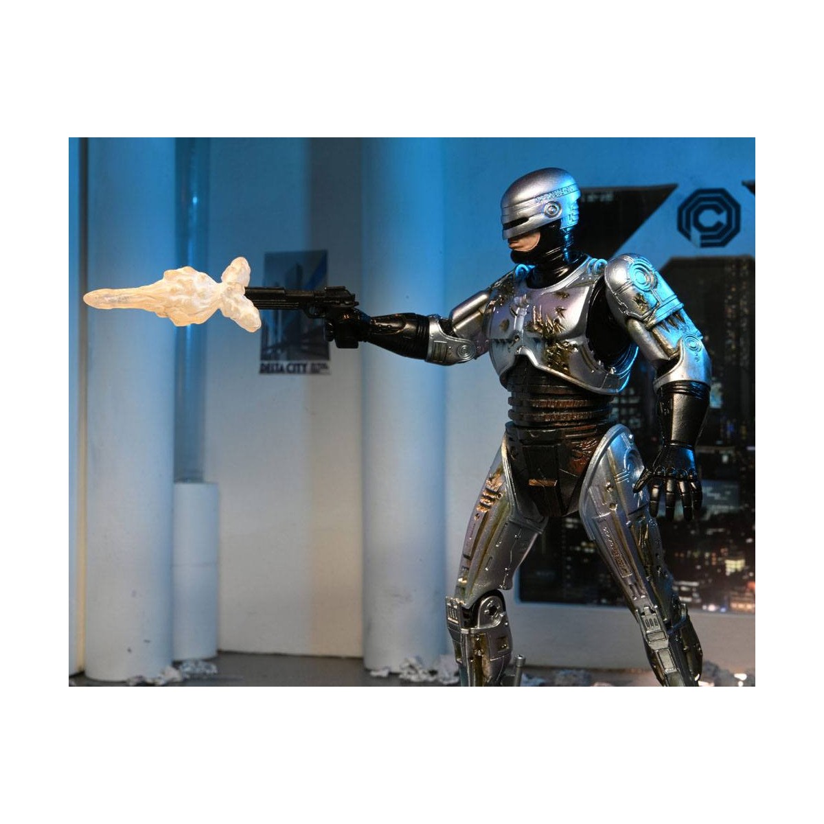 Neca - RoboCop - Ultimate Battle Damaged RoboCop con sedia