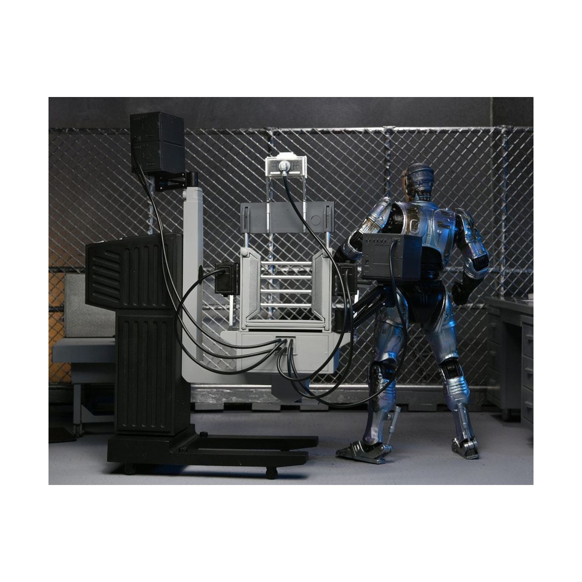 Neca - RoboCop - Ultimate Battle Damaged RoboCop con sedia
