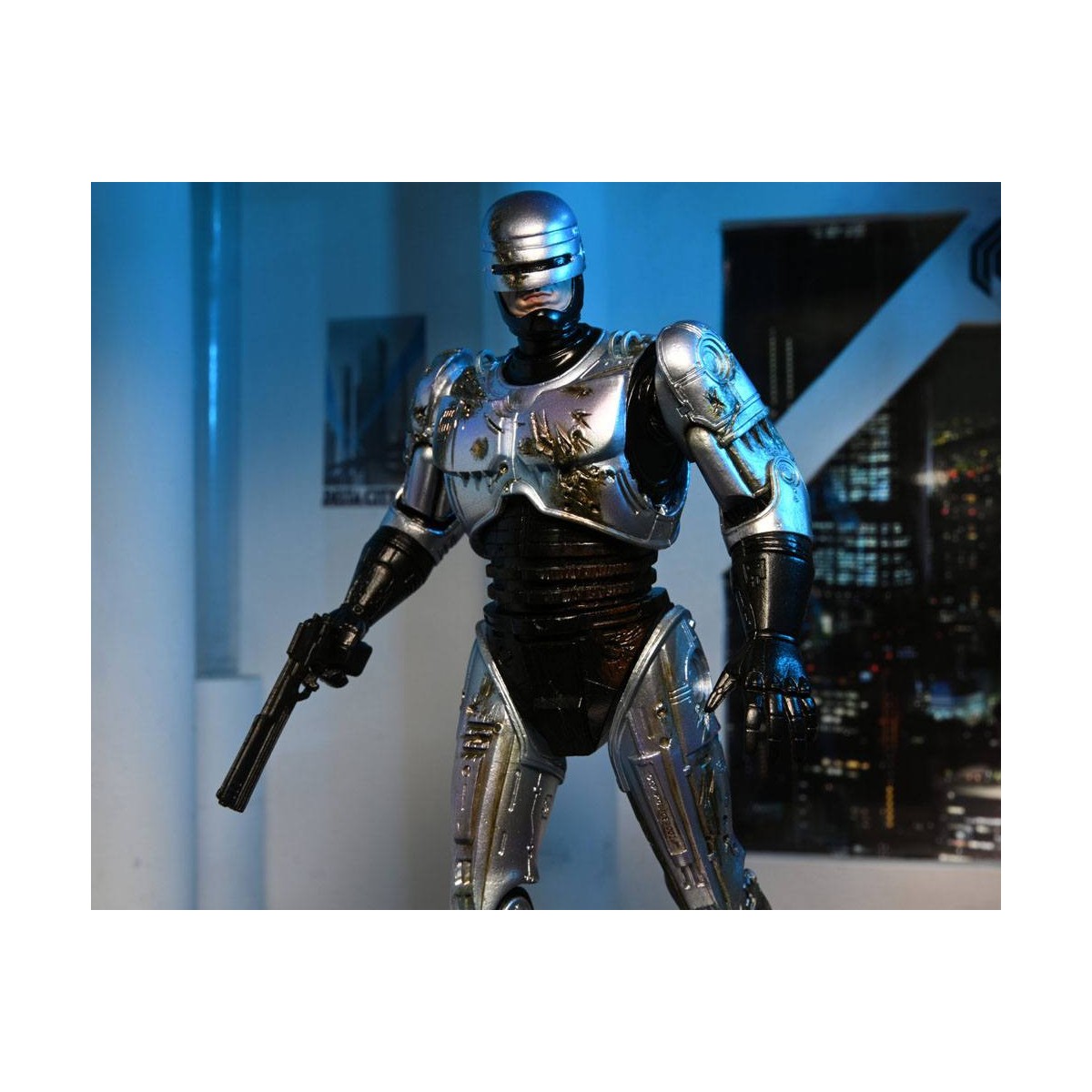 Neca - RoboCop - Ultimate Battle Damaged RoboCop con sedia