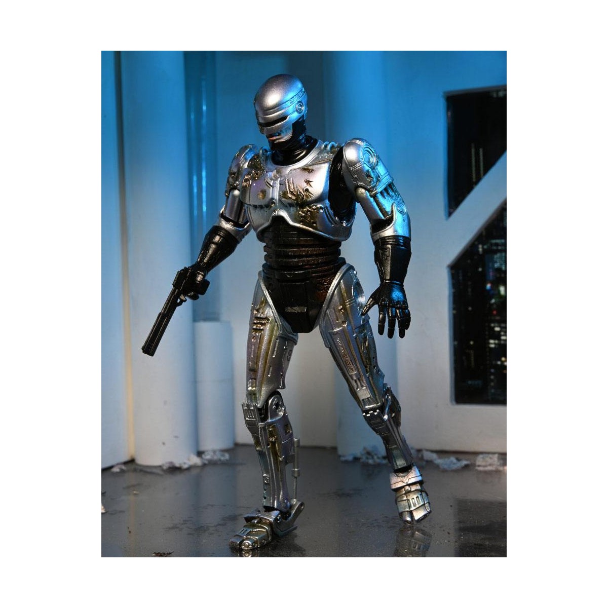 Neca - RoboCop - Ultimate Battle Damaged RoboCop con sedia