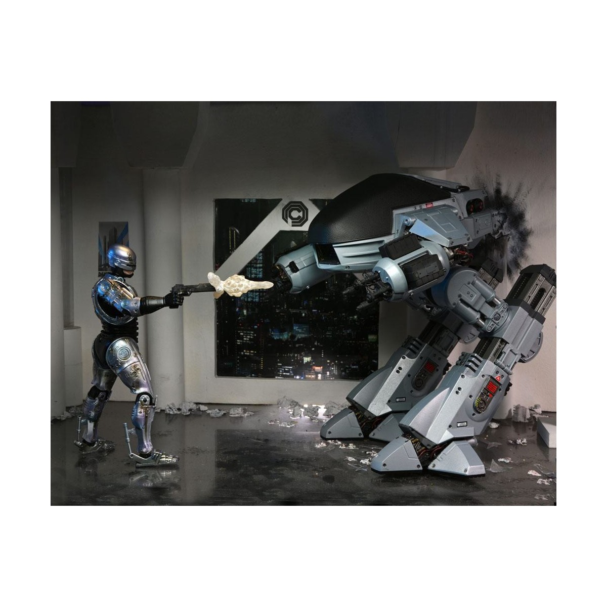 Neca - RoboCop - Ultimate Battle Damaged RoboCop con sedia