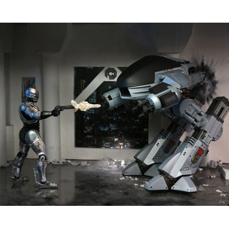 Neca - RoboCop - Ultimate Battle Damaged RoboCop con sedia