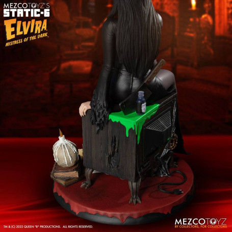 Mezco - Static 6 - Statua 1/6 di Elvira, padrona delle tenebre