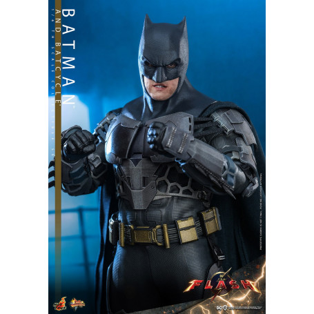 Hot Toys - DC Comics - Batman (Affleck) e Batcycle 1:6 Scala Set di Figure The Flash - Movie Masterpiece 1/6