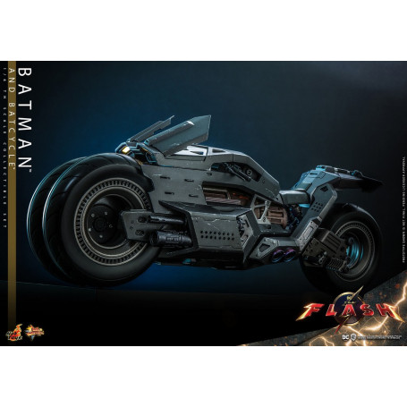 Hot Toys - DC Comics - Batman (Affleck) e Batcycle 1:6 Scala Set di Figure The Flash - Movie Masterpiece 1/6