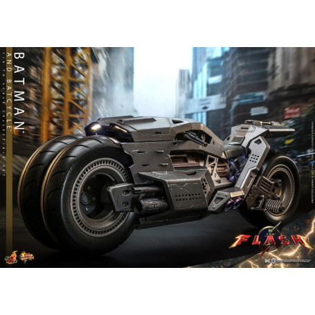 Hot Toys - DC Comics - Batman (Affleck) e Batcycle 1:6 Scala Set di Figure The Flash - Movie Masterpiece 1/6