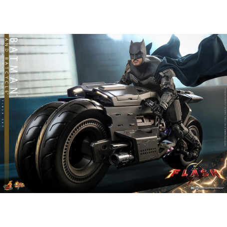 Hot Toys - DC Comics - Batman (Affleck) e Batcycle 1:6 Scala Set di Figure The Flash - Movie Masterpiece 1/6