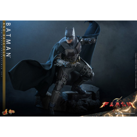 Hot Toys - DC Comics - Batman (Affleck) e Batcycle 1:6 Scala Set di Figure The Flash - Movie Masterpiece 1/6