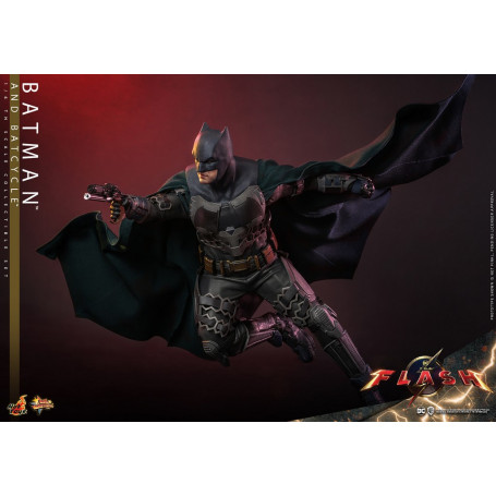 Hot Toys - DC Comics - Batman (Affleck) e Batcycle 1:6 Scala Set di Figure The Flash - Movie Masterpiece 1/6