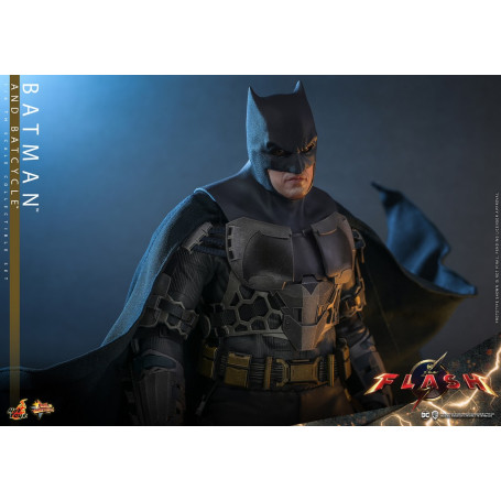 Hot Toys - DC Comics - Batman (Affleck) e Batcycle 1:6 Scala Set di Figure The Flash - Movie Masterpiece 1/6