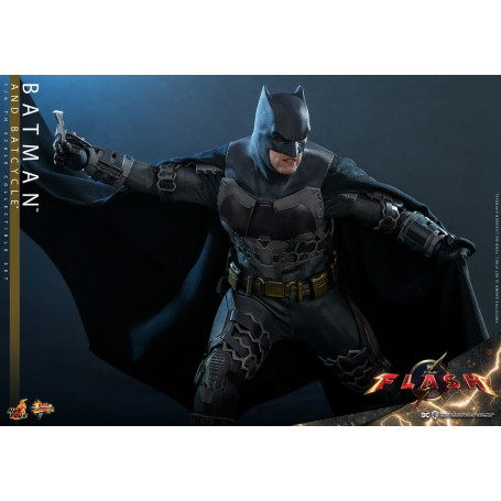 Hot Toys - DC Comics - Batman (Affleck) e Batcycle 1:6 Scala Set di Figure The Flash - Movie Masterpiece 1/6