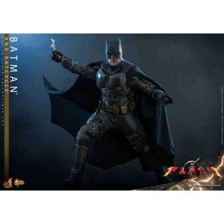 Hot Toys - DC Comics - Batman (Affleck) e Batcycle 1:6 Scala Set di Figure The Flash - Movie Masterpiece 1/6