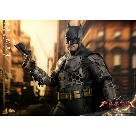 Hot Toys - DC Comics - Batman (Affleck) e Batcycle 1:6 Scala Set di Figure The Flash - Movie Masterpiece 1/6