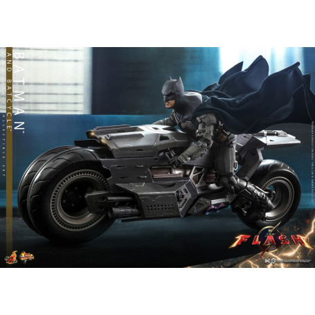 Hot Toys - DC Comics - Batman (Affleck) e Batcycle 1:6 Scala Set di Figure The Flash - Movie Masterpiece 1/6